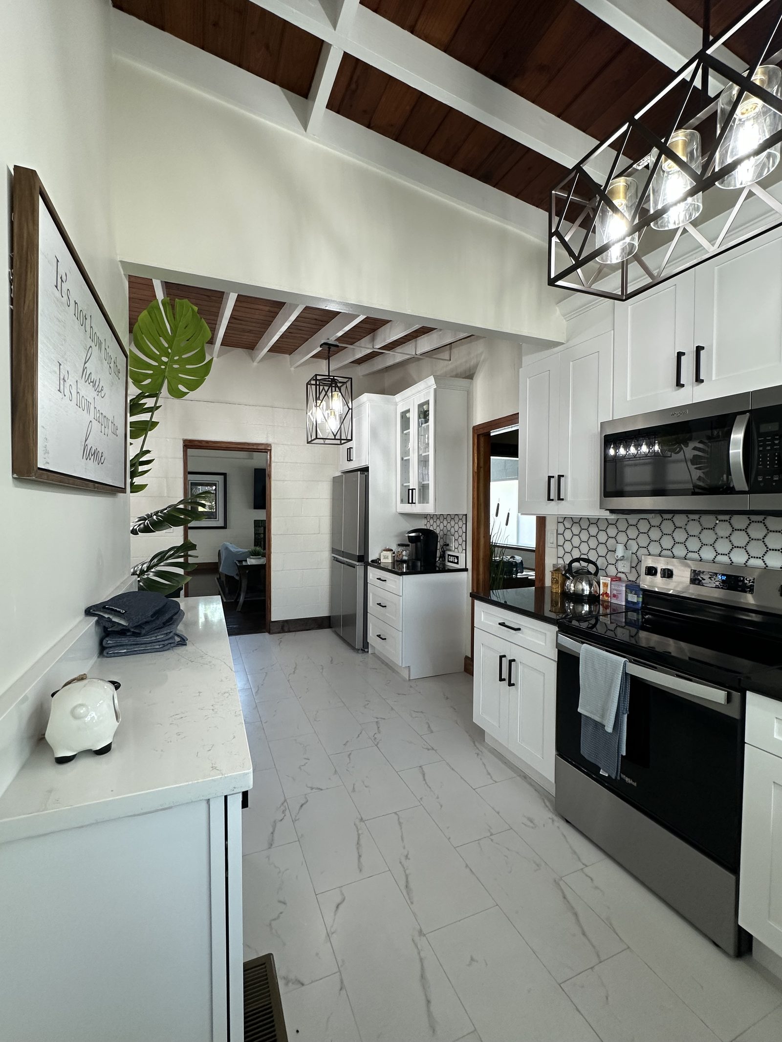 The kitchen island and breakfast counter